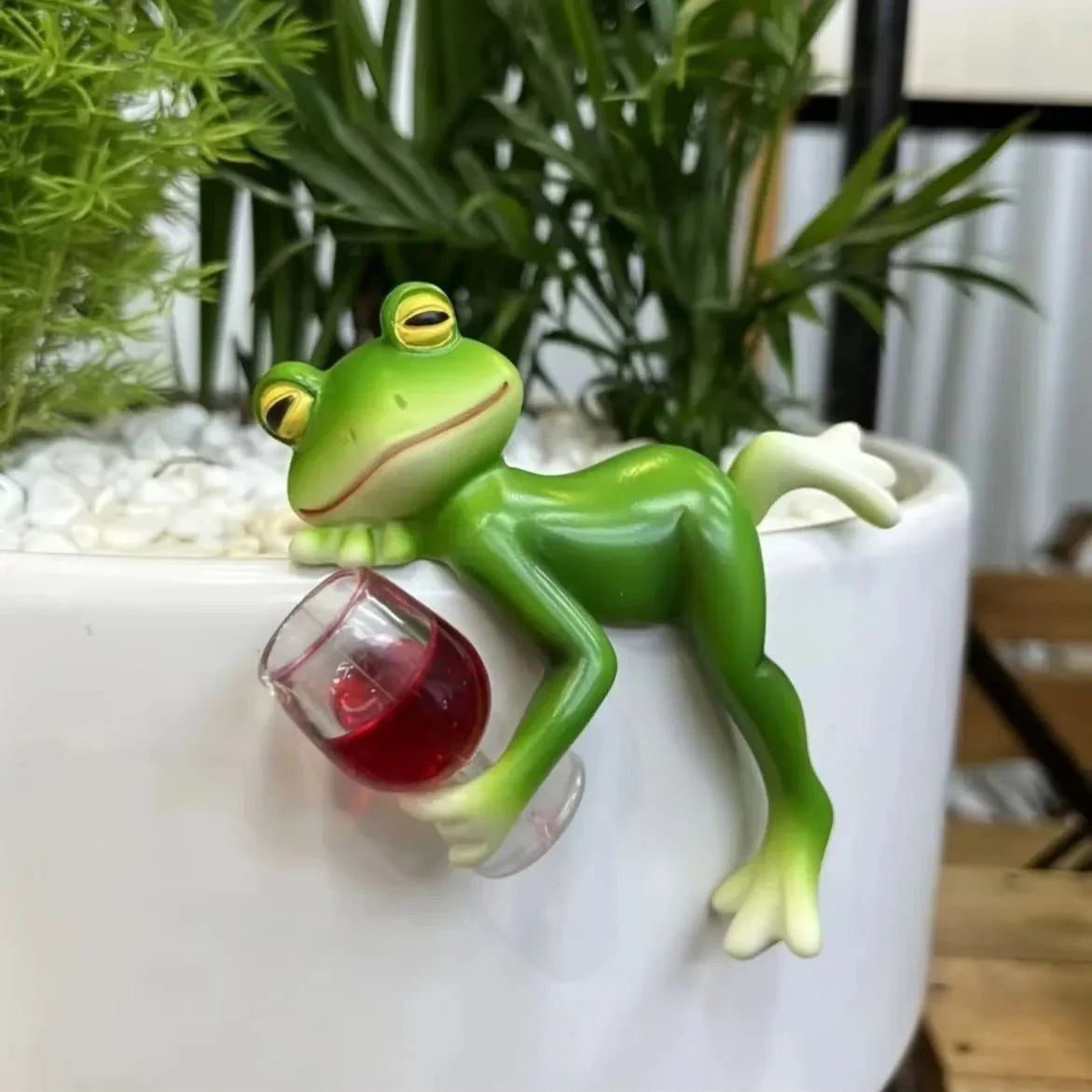 Tipsy Frog Pot Hanger