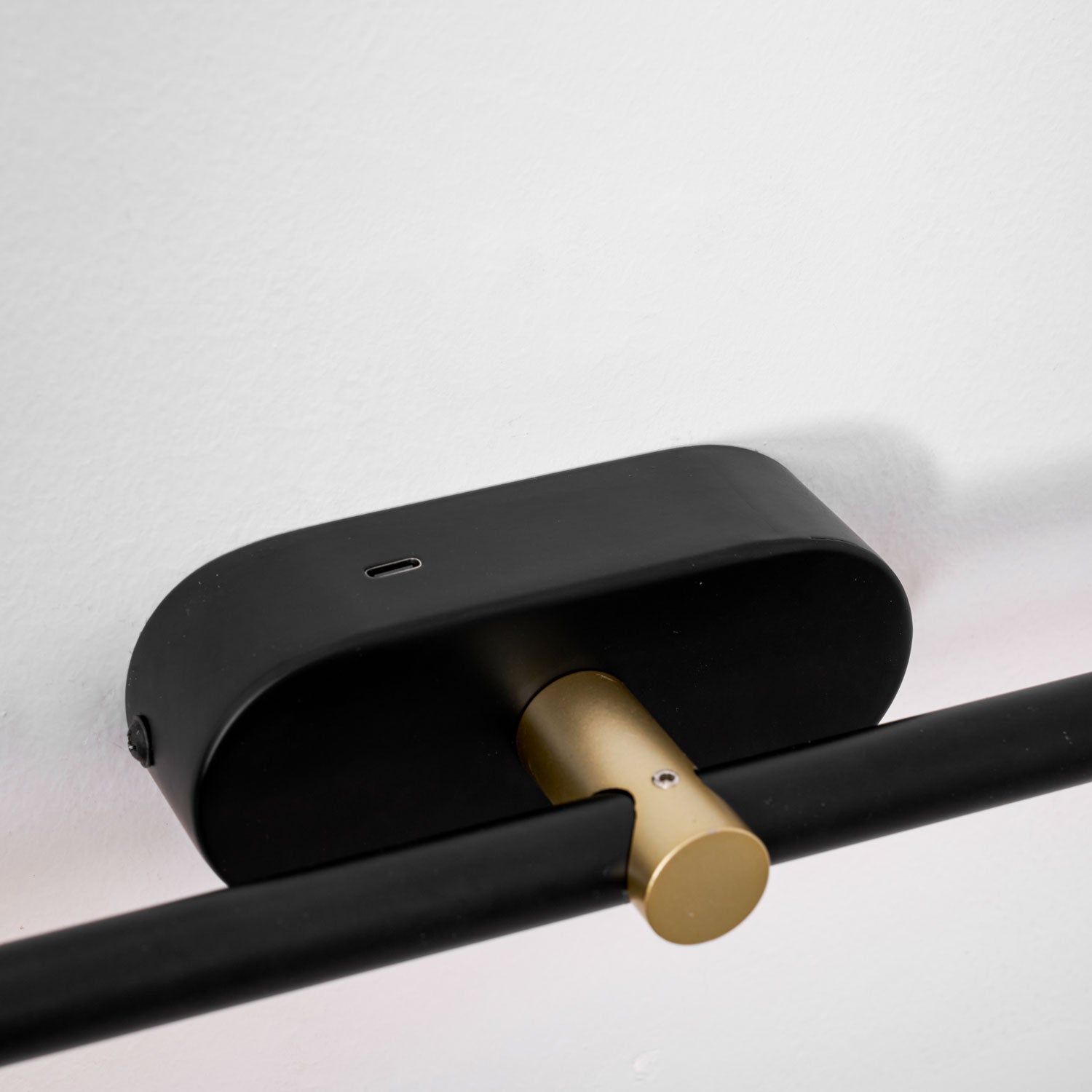 Minimalist Linear Rechargeable Wall Lamp